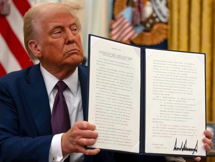 Tramp transseksualların orduya qoşulmasının qarşısını alan sərəncam imzalayıb