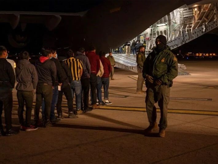 Ağ Evin sözçüsü Leavitt: ABŞ-a qanunsuz daxil olan hər kəs günahkar sayılacaq