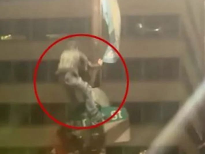 Qələbə bayramı zamanı işıq dirəyinə çıxan 18 yaşlı azarkeş yıxılaraq öldü