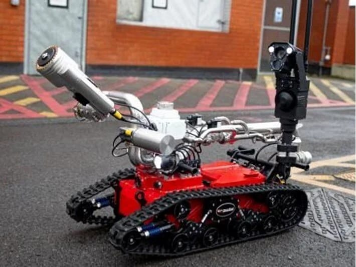 Dəqiqədə yanğın üzərinə 2 ton su püskürür: İngiltərənin yeni yanğınsöndürmə robotu