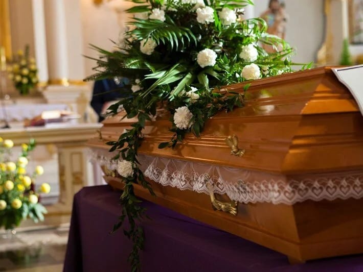 Dəfn mərasimində şok hadisə: Ölən adam gözlərini açdı