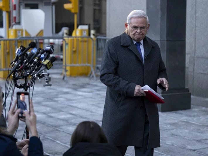 Qızıl külçələr, nağd pul, lüks avtomobil: ABŞ-da keçmiş senator Menendez üçün 11 il həbs