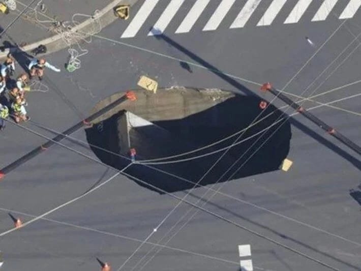 Yaponiyada xəndəyə düşən sürücünün xilasetmə işləri davam edir