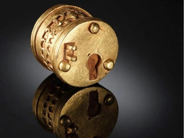 Metal detektoru ilə 1600 illik Roma kilidi tapdı!