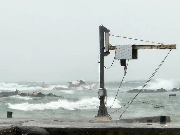 Cənubi Koreyada iki balıqçı qayığı sahilə çırpılıb: 1 nəfər ölüb, 3 nəfər itkin düşüb