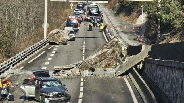 Fransada daşlar yola düşdü, 1000-dən çox adam tıxacda qaldı