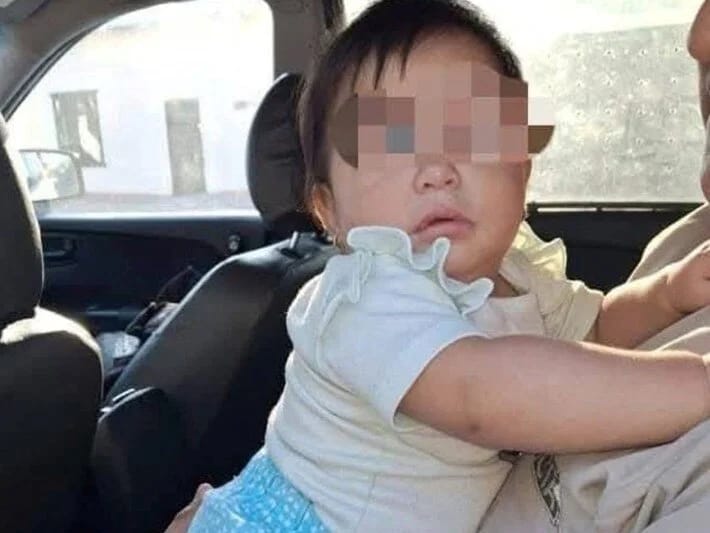 Ana öldürüldü, 9 aylıq körpəsi yolda sürünərkən tapıldı