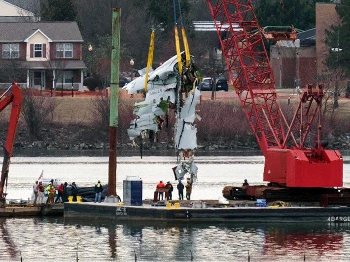 ABŞ-da təyyarə qəzasında həlak olan 67 nəfərin cəsədi sudan çıxarılıb