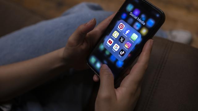 Sosial mediada Azadlıq Heykəli qədər yüksək gündəlik ekran sürüşməsi var