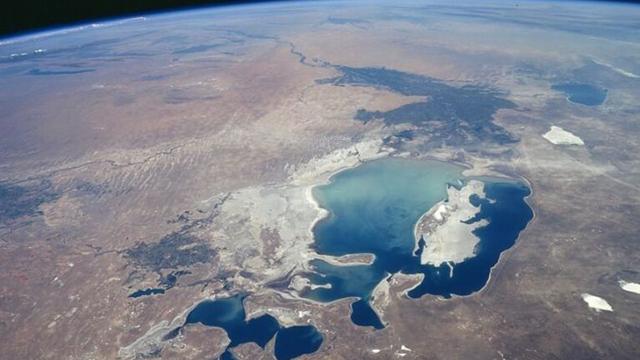 Dünyanın dördüncü ən böyük gölü olan Aral ölümcül səhraya çevrilib