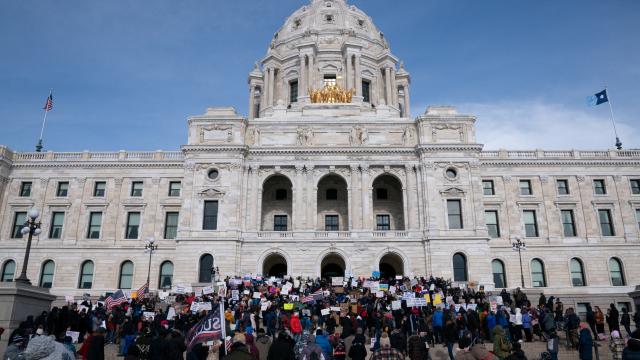 Minlərlə insan ABŞ-da Trampın immiqrasiya siyasətinə etiraz edib