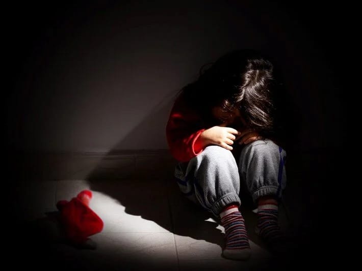 Super atadan zorakılıq etirafı: İllər boyu 10-u özünə məxsus 12 uşağı zorlayıb