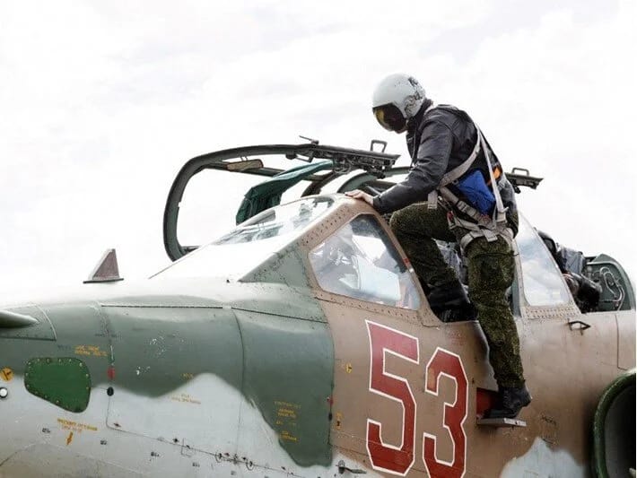 Rus əsgəri yük maşını ilə birlikdə Su-25 qırıcısına çırpılıb