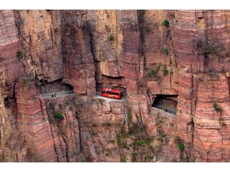 Dünyanın ən təhlükəli yolu kimi tanınır: Tikintisi zamanı 1 işçi həlak olub