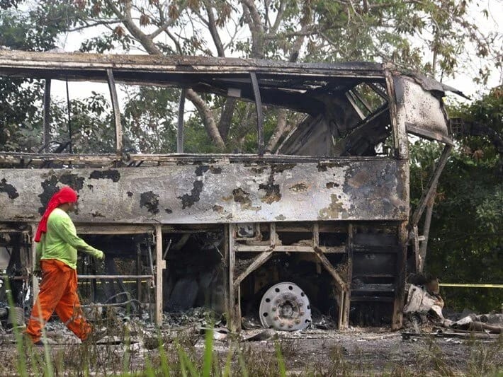 Meksikada yük maşını ilə sərnişin avtobusu toqquşub: 41 nəfər ölüb