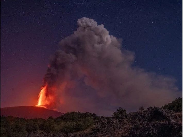 İtaliyanın Etna vulkanında lava axını baş verib