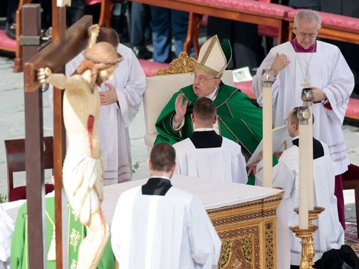 Papa nəfəs almaqda çətinlik çəkib, köməkçisi onun çıxışını tamamlayıb