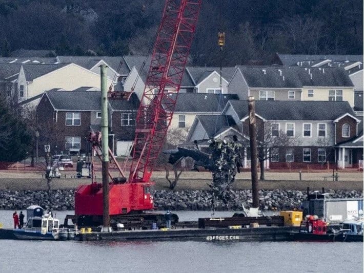ABŞ-da çaya düşən helikopterin qalıqları çıxarılıb
