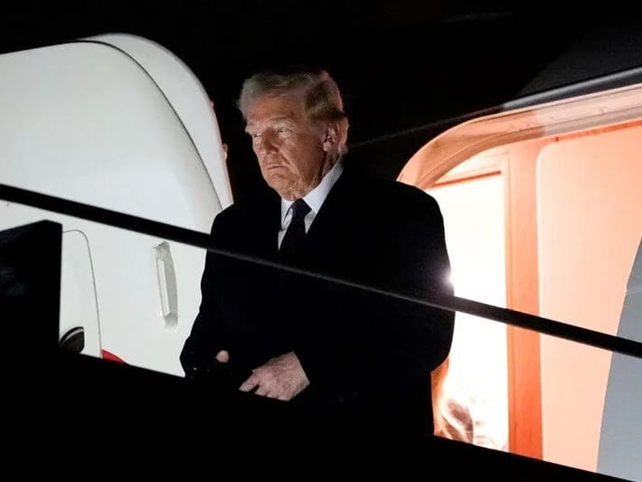 Trampın sui-qəsd qorxusu: Özü qaçdı, komandasının uçmasına icazə verdi