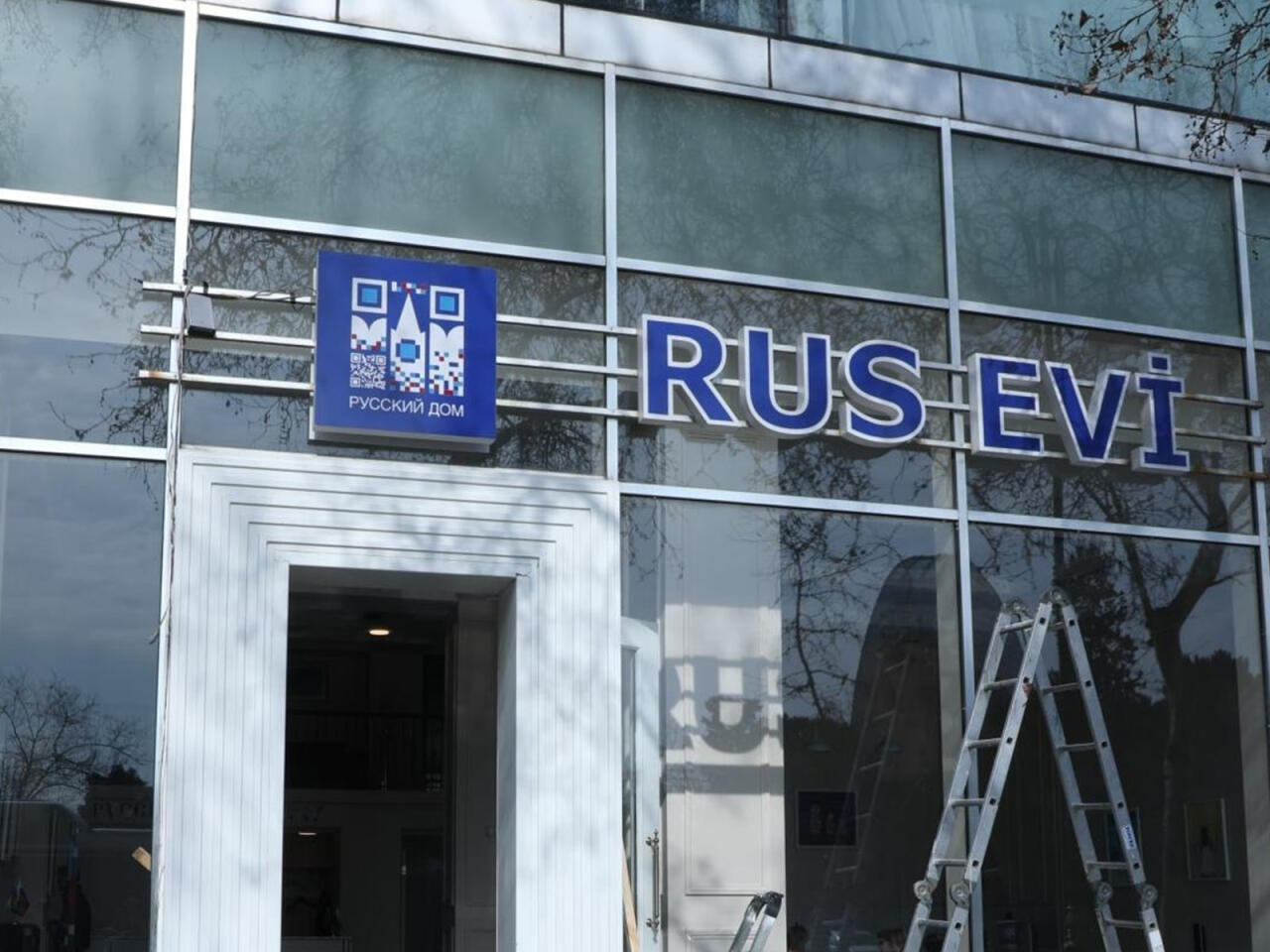 Bakıda “Rus evi”nin yerləşdiyi binadakı lövhə və yazılar sökülür