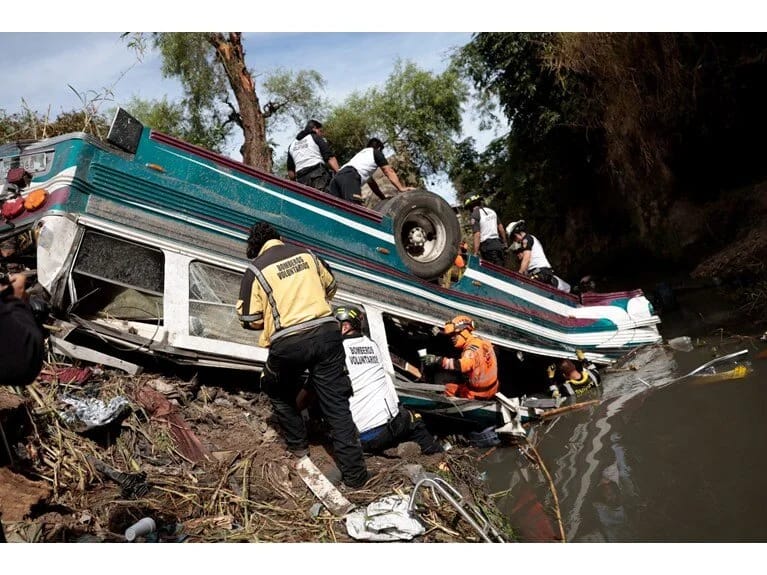 Qvatemalada sərnişin avtobusu körpüdən uçub: 51 nəfər ölüb