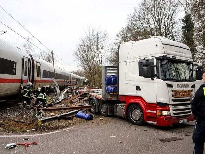 Almaniyada sərnişin qatarı yük maşını ilə toqquşub: 1 nəfər ölüb, 25 nəfər yaralanıb