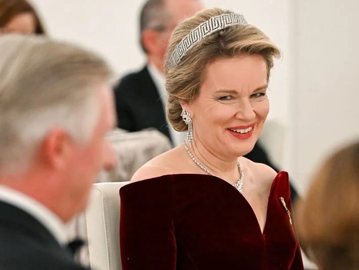 Belçika Kraliçasını daşıyan təyyarə təcili eniş etdi: Havada olarkən ön şüşəsi çatladı