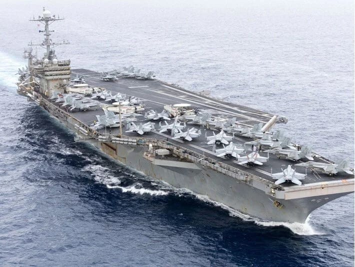 ABŞ-ın təyyarədaşıyan gəmisi yük gəmisi ilə toqquşub