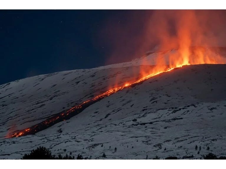 İtaliyada lava rəqsi: Etna dağı buz və qarla qarşılaşdı