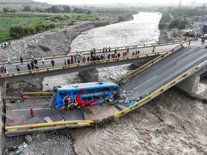 Peruda körpü uçub: 2 ölü, 41 yaralı var