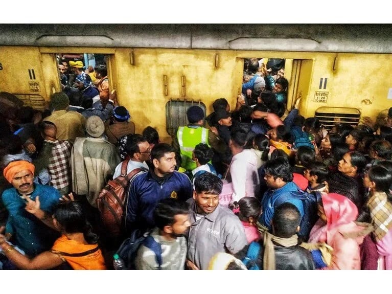 Hindistanda iki fərqli reysi qarışdıran sərnişinlər əzilərək öldü