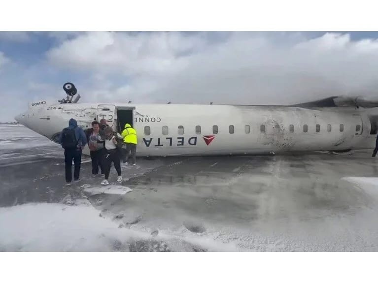 Təyyarə tərs çevrildi, itki yoxdur