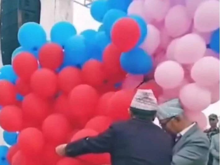 Turizm tədbirində fəlakət: Hidrogen balonları yanaraq bələdiyyə sədrinin üzünü yandırdı