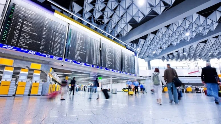 Qeyri-adi hərəkətlər edən kişi sərnişin təyyarədə öldü