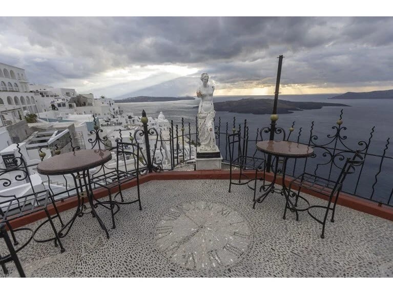 Turizmin sevimlisi olan Santorini indi xəyallar şəhəridir