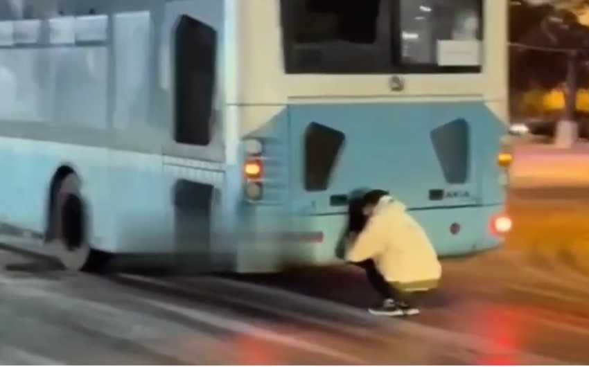 DYP avtobusların arxa hissəsindən tutaraq sürüşən gənclərə xəbərdarlıq edib