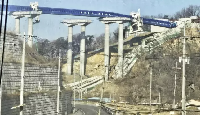 Cənubi Koreyada avtomobil körpüsü uçdu: ölən və yaralananlar var