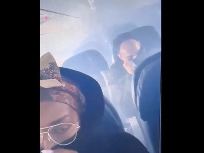 ABŞ təyyarəsini tüstü bürüdü, sərnişinlər sürüşərək düşdülər!