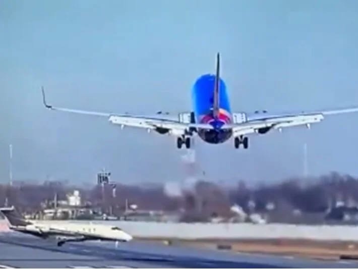 Sərnişin təyyarəsi enişdən imtina etdi, az fərqlə fəlakətin qarşısı alındı!