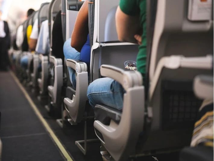 Meyitlə səyahət: Ölən qadınla təyyarədə dörd saat uçdular! 