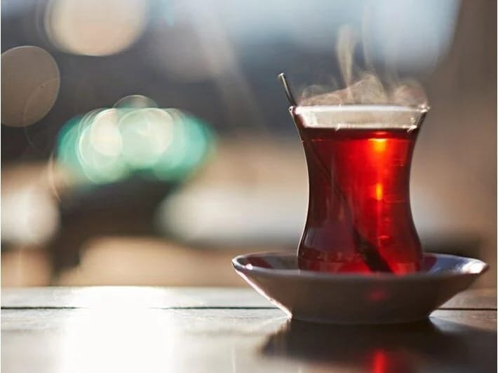 İş yerində çay böhranı: Dəvət edilmədi, məhkəməyə verdi, təzminat qazandı