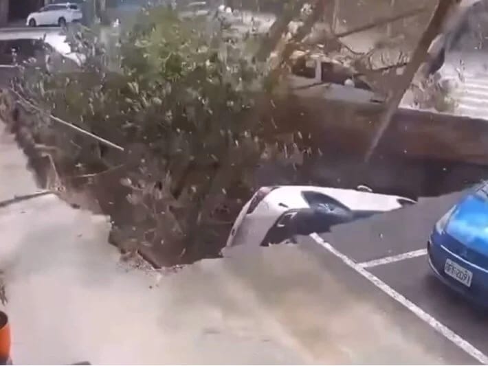 Tayvanda yol çökərək avtomobili udub