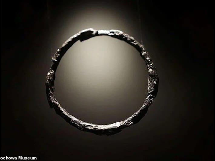 2700 illik məzarda yerdə olmayan metal aşkar edilib