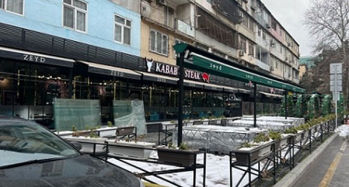 “Zeyd” restoranı Bakının mərkəzində səkini belə zəbt edib - FOTOLAR