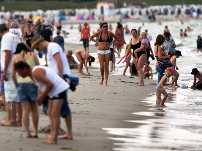Almaniyada geyimli insanların çimərliyə girməsi qadağan edilib