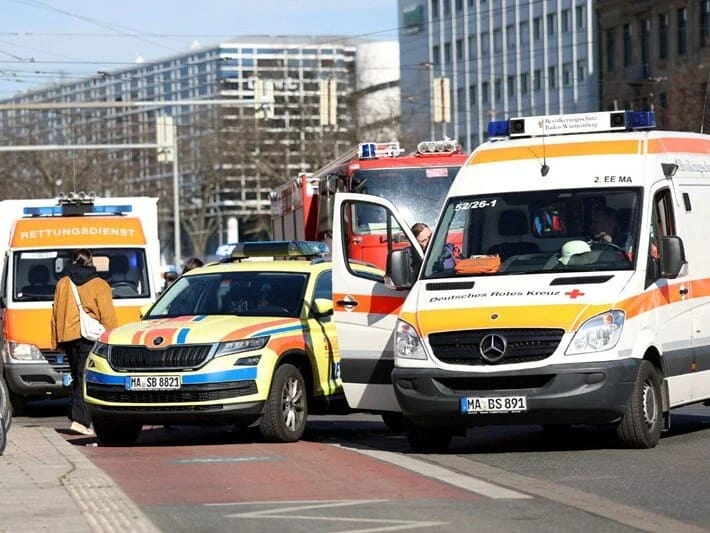 Almaniyada avtomobil izdihamın üzərinə sürülüb