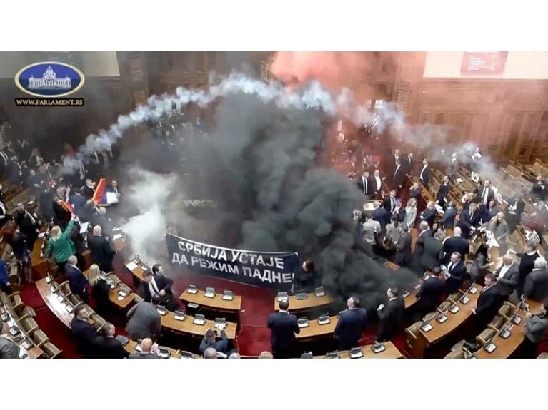 Müxalifət millət vəkilləri parlamentə tüstü bombası atdı