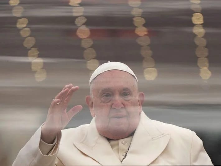 Papa Fransisk xəstəxanadan səsli mesaj göndərib: Mən sizi buradan müşayiət edirəm