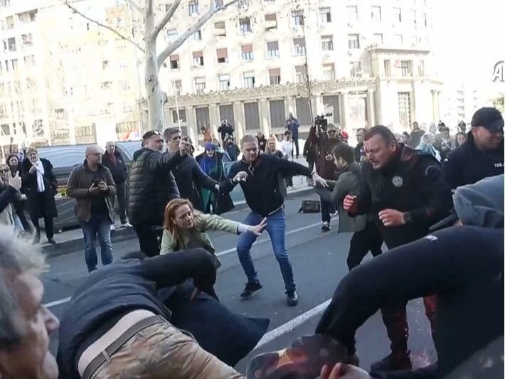 Serbiyada bələdiyyə şurasının binası qarşısında dava düşüb