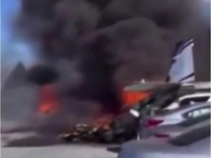 Qapısı açıq havaya qalxan kiçik təyyarə dayanacağa çırpılıb